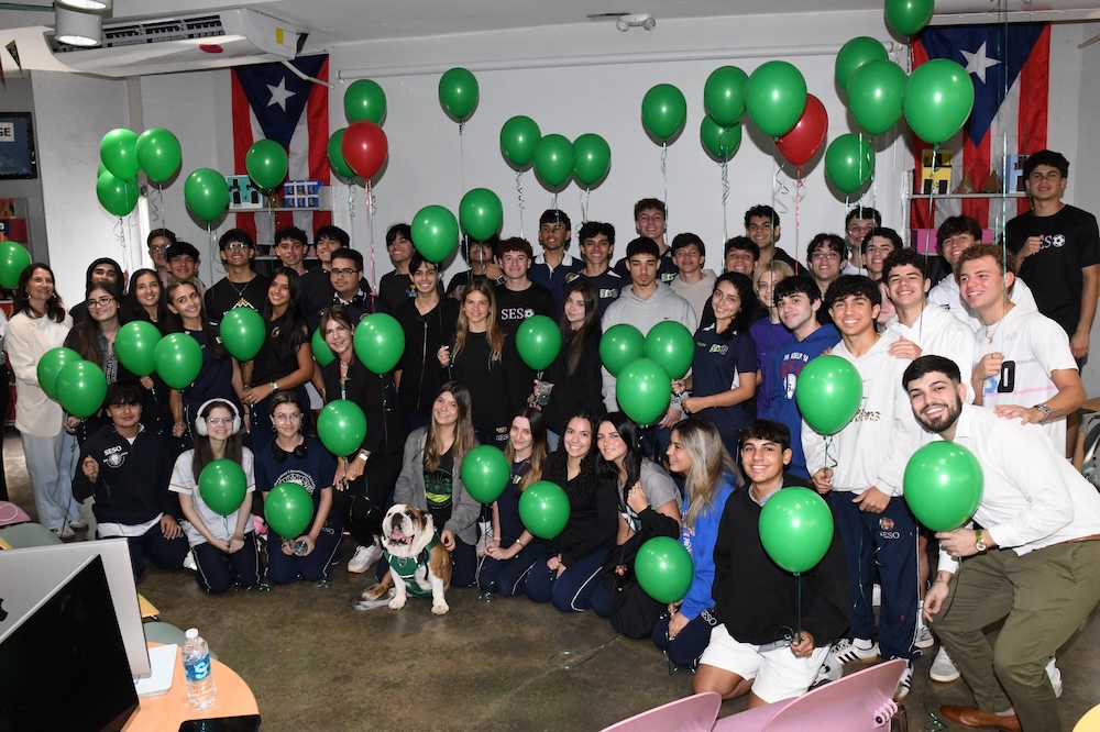 Un grupo de 48 integrantes de la clase graduanda Champions de la Southwestern Educational Society (SESO), recientemente admitidos al Recinto Universitario de Mayagüez (RUM), recibió una bienvenida especial como parte de una iniciativa orientada a fortalecer su transición hacia la vida universitaria. Foto Carlos Díaz/Prensa RUM