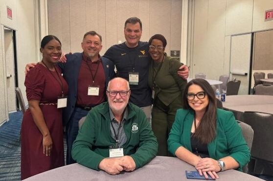El doctor Raúl E. Machiavelli, decano del Colegio de Ciencias Agrícolas y la agrónoma Sol Rosado, egresada de esa facultad, (ambos sentados al frente) representaron al Recinto Universitario de Mayagüez (RUM) en la más reciente reunión anual del Council of Agricultural Research, Extension and Teaching (CARET), como parte de la APLU (Association of Public and Land Grant Universities), que se celebró recientemente en Washington, D.C. Detrás de ellos, de pie algunos de los funcionarios y participantes de la reunión.
