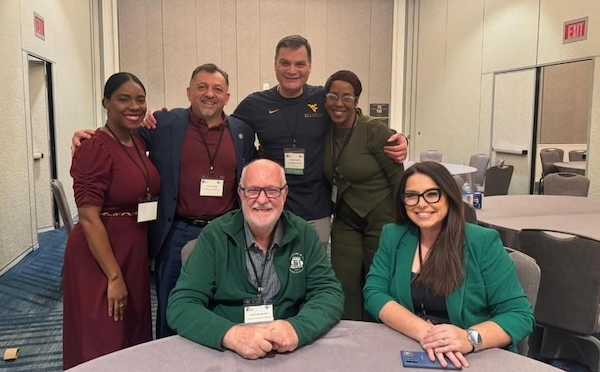 El doctor Raúl E. Machiavelli, decano del Colegio de Ciencias Agrícolas y la agrónoma Sol Rosado, egresada de esa facultad, (ambos sentados al frente) representaron al Recinto Universitario de Mayagüez (RUM) en la más reciente reunión anual del Council of Agricultural Research, Extension and Teaching (CARET), como parte de la APLU (Association of Public and Land Grant Universities), que se celebró recientemente en Washington, D.C. Detrás de ellos, de pie algunos de los funcionarios y participantes de la reunión.