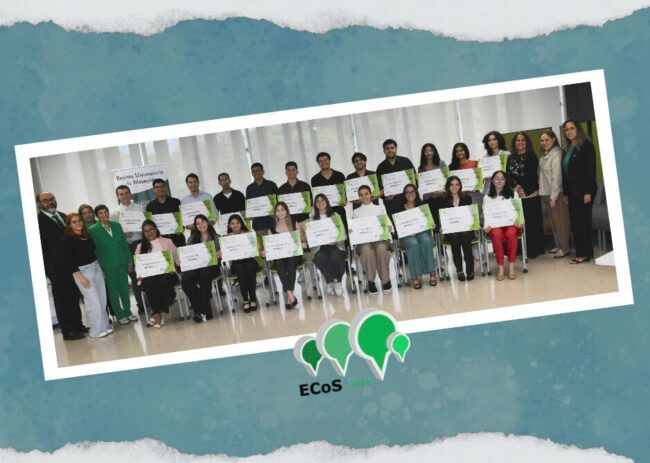 Grupo de becados de ECoS algunos sentados y otros de pie sostienen sus cheques simbólicos y están acompañados por funcionarios universitarios.