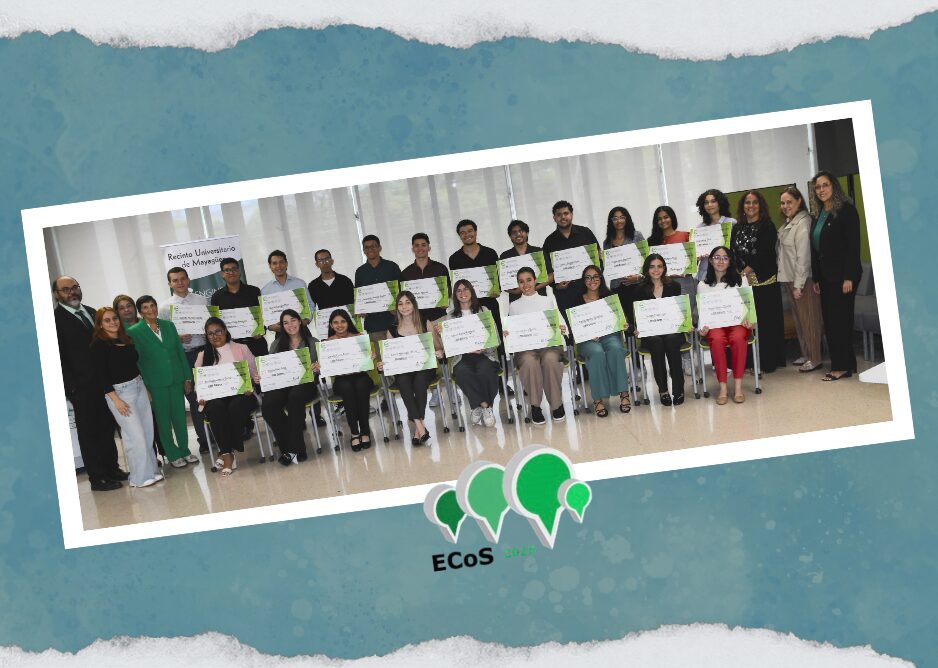 Grupo de becados de ECoS algunos sentados y otros de pie sostienen sus cheques simbólicos y están acompañados por funcionarios universitarios.