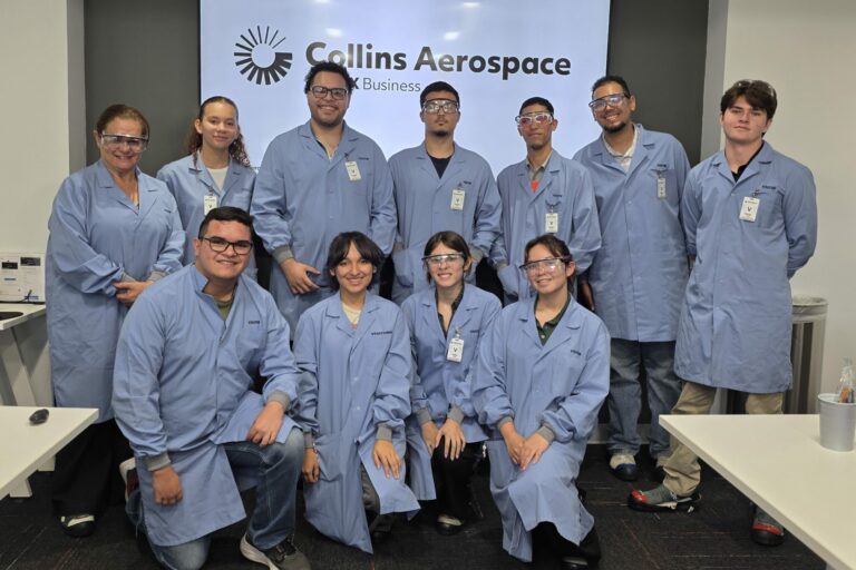 Un grupo de estudiantes de primer año del Colegio de Ingeniería del Recinto Universitario de Mayagüez (RUM) participó recientemente en una visita educativa a la compañía Collins Aerospace, en Santa Isabel. Suministrada