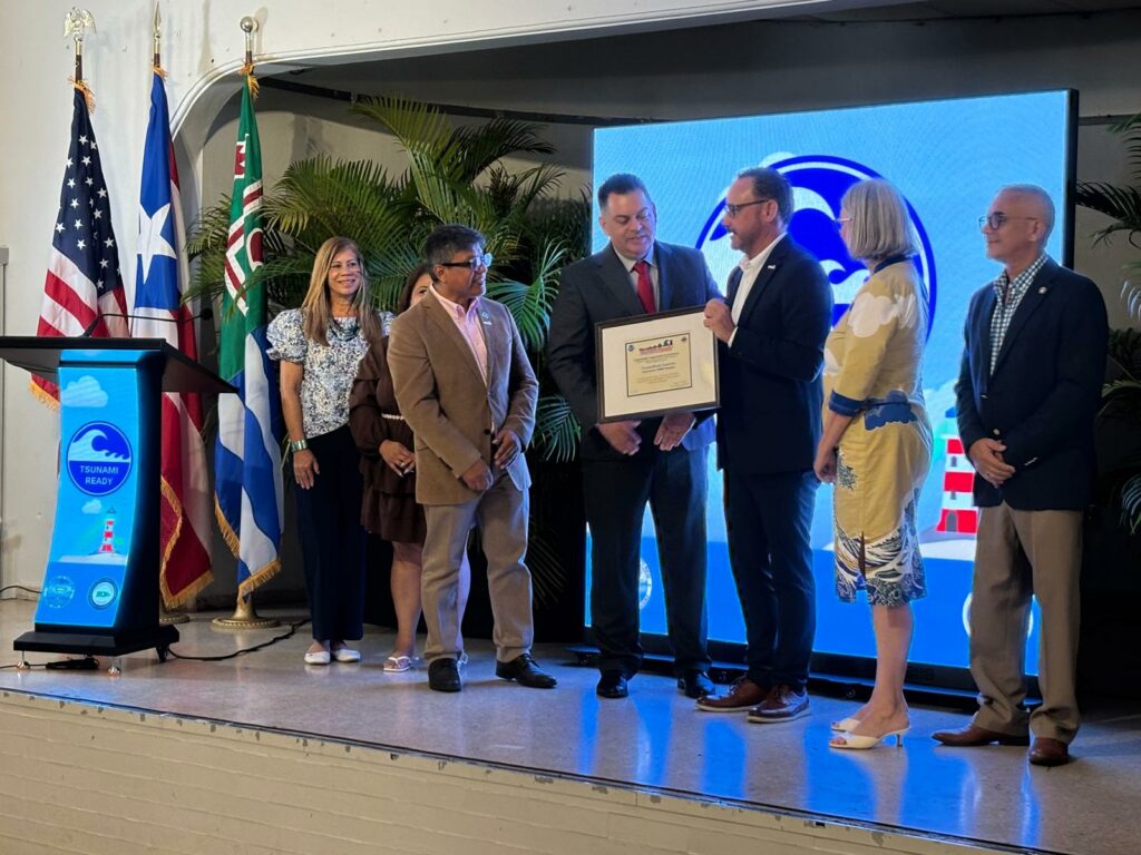 La Red Sísmica de Puerto Rico (RSPR), adscrita al Departamento de Geología del Recinto Universitario de Mayagüez (RUM), el Municipio de Mayagüez y el Negociado de Manejo de Emergencias de Puerto Rico conmemoraron el vigésimo aniversario del reconocimiento de Mayagüez como municipio Tsunami Ready, en una actividad que se celebró esta semana. Foto Prensa RUM
