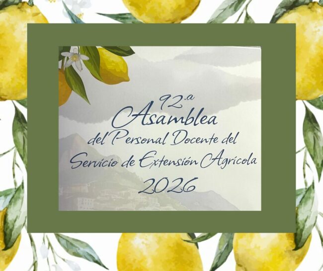 Diseño gráfico de un cuadro con bordes verdes con el título de la Asamblea Docente del Servicio de Extensión Agrícola. En el fondo un diseño de limones amarillos y hojas.