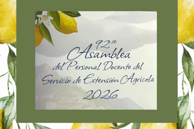 Diseño gráfico de un cuadro con bordes verdes con el título de la Asamblea Docente del Servicio de Extensión Agrícola. En el fondo un diseño de limones amarillos y hojas.