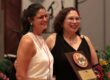 Desde la izquierda, Natalia Hernández Mejías, bibliotecaria; y Jaquelina E. Álvarez, codirectora, ambas de OHL, mientras recibían el premio. Suministrada
