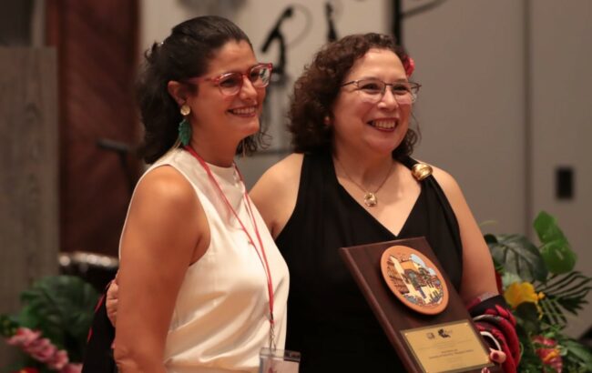 Desde la izquierda, Natalia Hernández Mejías, bibliotecaria; y Jaquelina E. Álvarez, codirectora, ambas de OHL, mientras recibían el premio. Suministrada