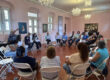 El Departamento de Estudios Hispánicos del RUM gestó el proyecto Encuentros literarios: Construyendo comunidad a través de la lectura, dirigido a atender los retos de la población de adultos mayores en Puerto Rico. En la foto, los participantes del más reciente encuentro, junto a las líderes de la iniciativa sentados en un círculo discuten las lecturas.