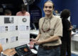 Chris M. Justiniano Vélez, quien recién culminó su maestría en el Departamento de Geología del RUM, obtuvo la prestigiosa beca Huel D. Perkins que otorga la Universidad del Estado de Louisiana para apoyar a los estudiantes en su carrera doctoral en esa institución. En la foto, frente a un cartel de exhibición de planetas cuando formó parte de un voluntariado en el EcoExploratorio en 2023.