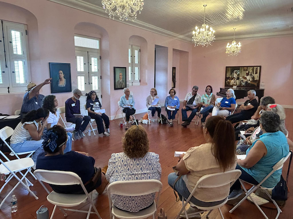 Portada El Departamento de Estudios Hispánicos del RUM gestó el proyecto Encuentros literarios: Construyendo comunidad a través de la lectura, dirigido a atender los retos de la población de adultos mayores en Puerto Rico. En la foto, los participantes del más reciente encuentro, junto a las líderes de la iniciativa sentados en un círculo discuten las lecturas.