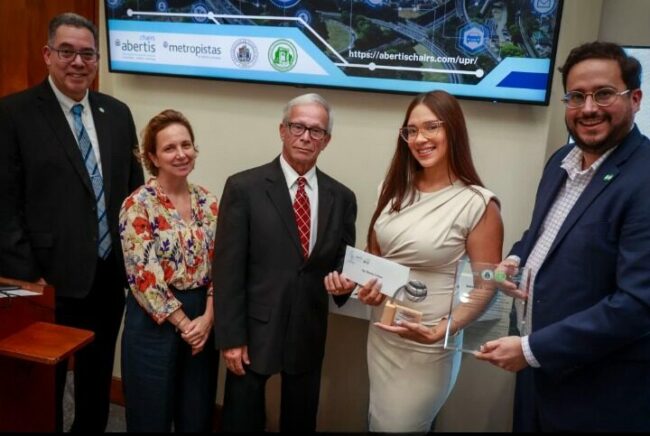 La ingeniera Natacha N. Cardona Rodríguez (segunda a la derecha), egresada del Departamento de Ingeniería Civil y Agrimensura (INCI) del Recinto Universitario de Mayagüez (RUM) de la Universidad de Puerto Rico (UPR), obtuvo el primer lugar en la categoría de maestría de los XII Premios Abertis de Investigación sobre Movilidad Sostenible en Puerto Rico. Foto Metropistas La ingeniera Natacha N. Cardona Rodríguez (segunda a la derecha), egresada del Departamento de Ingeniería Civil y Agrimensura (INCI) del Recinto Universitario de Mayagüez (RUM) de la Universidad de Puerto Rico (UPR), obtuvo el primer lugar en la categoría de maestría de los XII Premios Abertis de Investigación sobre Movilidad Sostenible en Puerto Rico. Foto Metropistas