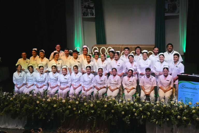 Foto grupal de los estudiantes que prestaron juramentación en el año 2026. Foto Carlos Díaz/Prensa RUM