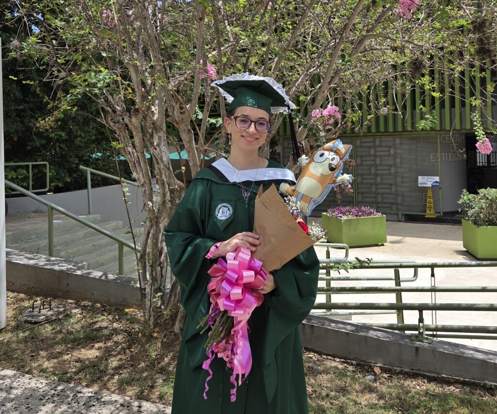 La educadora Paola Marie Rodríguez García se graduó del Recinto Universitario de Mayagüez. Foto suministrada