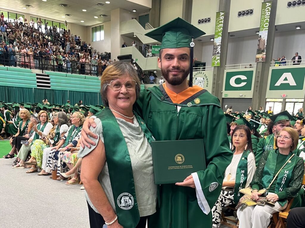 La egresada Zobeida Escabí Padilla acompañó a su nieto Ángel Javier Olivera Pratts durante la graduación del RUM. Foto suministrada