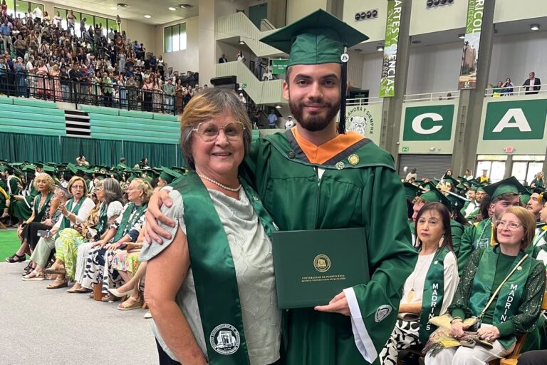 La egresada Zobeida Escabí Padilla acompañó a su nieto Ángel Javier Olivera Pratts durante la graduación del RUM. Foto suministrada La egresada Zobeida Escabí Padilla acompañó a su nieto Ángel Javier Olivera Pratts durante la graduación del RUM. Foto suministrada
