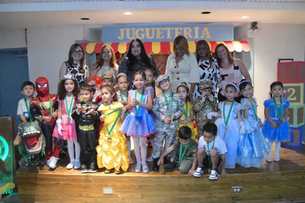 El Centro de Desarrollo Preescolar del Recinto Universitario de Mayagüez (RUM) celebró la graduación y promoción de 18 niños y niñas en una colorida ceremonia ambientada como una juguetería, en la que los pequeños, caracterizados como sus personajes favoritos, demostraron sus talentos artísticos y recibieron diplomas y medallas como reconocimiento a esta importante etapa de su formación académica. Foto Carlos Díaz/Prensa RUM