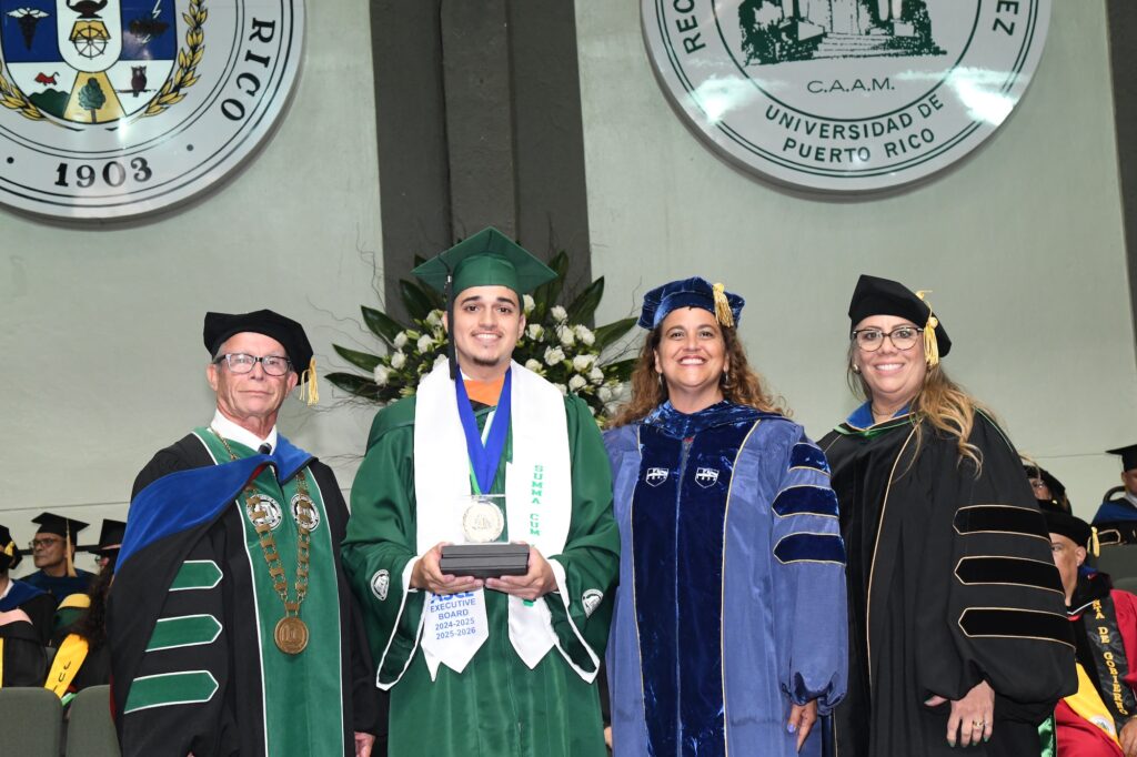 Trece estudiantes del Recinto Universitario de Mayagüez (RUM) recibieron el gran Premio Luis Stefani Raffucci, tras completar su trayectoria académica con promedio perfecto. Foto Carlos Díaz/Prensa RUM