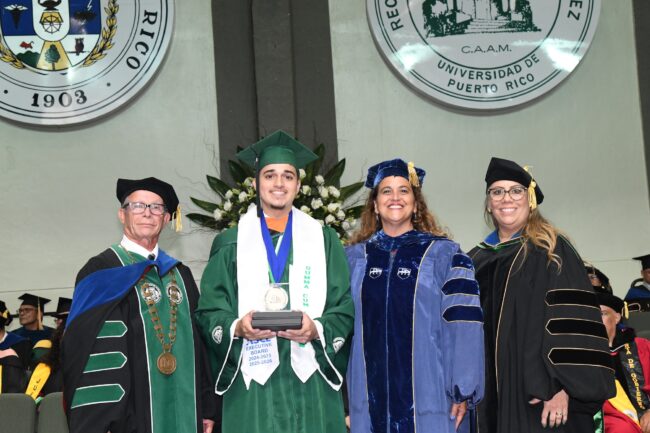Trece estudiantes del Recinto Universitario de Mayagüez (RUM) recibieron el gran Premio Luis Stefani Raffucci, tras completar su trayectoria académica con promedio perfecto. Foto Carlos Díaz/Prensa RUM
