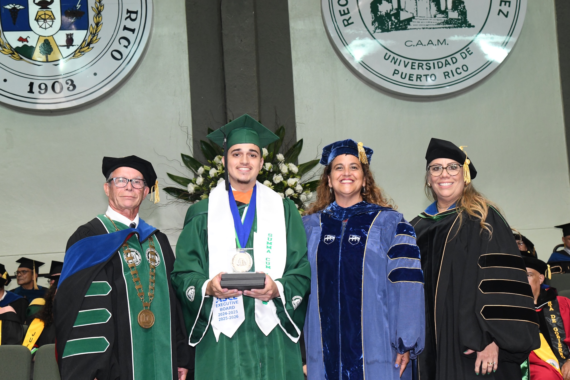Trece estudiantes del Recinto Universitario de Mayagüez (RUM) recibieron el gran Premio Luis Stefani Raffucci, tras completar su trayectoria académica con promedio perfecto. Foto Carlos Díaz/Prensa RUM Trece estudiantes del Recinto Universitario de Mayagüez (RUM) recibieron el gran Premio Luis Stefani Raffucci, tras completar su trayectoria académica con promedio perfecto. Foto Carlos Díaz/Prensa RUM