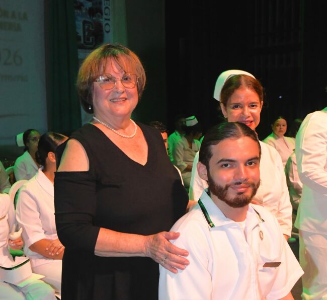 La enfermera graduada Zobeida Escabí Padilla colocó los signos distintivos a su nieto Ángel J. Olivera Pratts. Foto Carlos Díaz/Prensa RUM La enfermera graduada Zobeida Escabí Padilla colocó los signos distintivos a su nieto Ángel J. Olivera Pratts. Foto Carlos Díaz/Prensa RUM