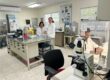 El logro, efectivo desde el 1ro de julio de 2026, certifica que la unidad, dirigida por la doctora Consuelo Estévez de Jensen, catedrática del Departamento de Ciencias Agroambientales (de pie a la derecha), cumple con los rigurosos estándares establecidos por este programa, tras implementar un sistema de manejo de calidad alineado con los criterios de la red. Suministrada