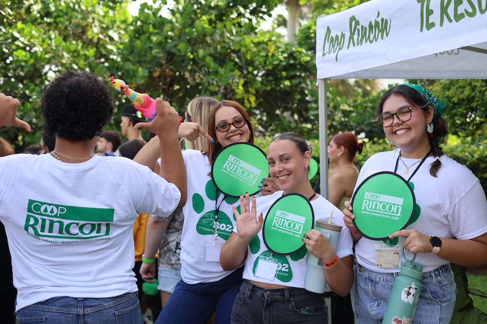 La colaboración incluyó la donación de las camisetas utilizadas por los estudiantes orientadores y el personal del Prepa Week, además de actividades educativas y de integración dirigidas a la comunidad estudiantil. Foto Jan Carlos Lorenzo Bonilla