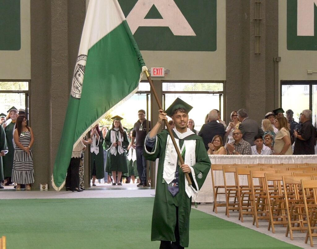 El colegial Alexdariel Solares Nieves desfiló como abanderado en los actos de graduación del RUM. Foto suministrada