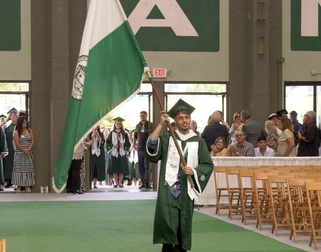 El colegial Alexdariel Solares Nieves desfiló como abanderado en los actos de graduación del RUM. Foto suministrada El colegial Alexdariel Solares Nieves desfiló como abanderado en los actos de graduación del RUM. Foto suministrada