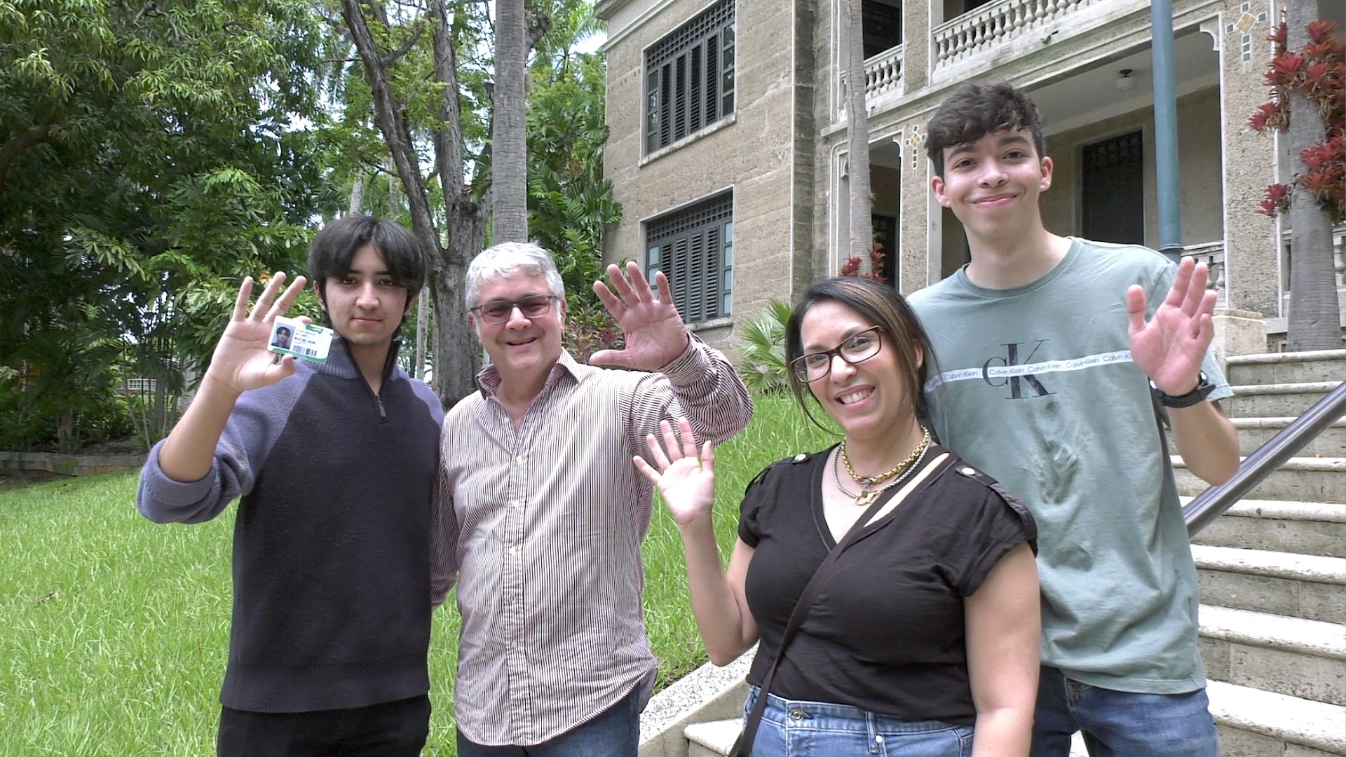 De izquierda a derecha: Michael Alamo y su hijo Michael, Nadgie Figueroa y su hijo Fernando Vélez visitaron el RUM. Fotocaptura Alexander Machado Martínez/Prensa RUM