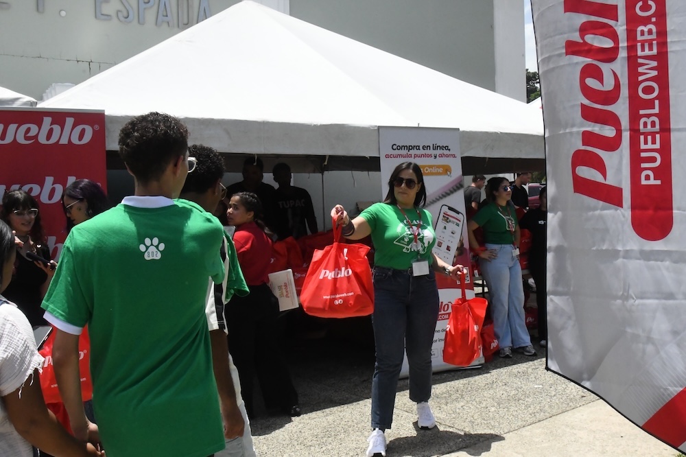 La iniciativa, coordinada junto con la Oficina de Exalumnos y Filantropía, benefició a los estudiantes que integran la nueva clase colegial. En total, se distribuyeron alrededor de 2,400 compras. Foto Carlos Díaz/Prensa RUM