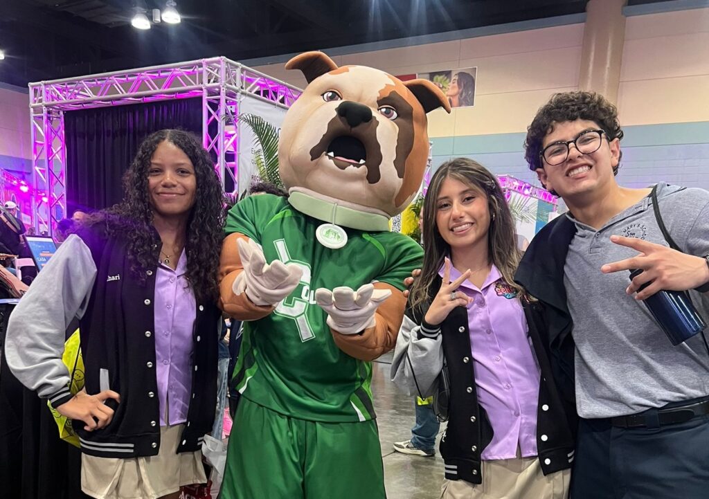 El Recinto Universitario de Mayagüez (RUM) y todos los recintos y unidades de la Universidad de Puerto Rico (UPR) participaron esta semana en The Summ: Student Experience Summit 2026, celebrado en el Centro de Convenciones de Puerto Rico. El evento reunió a miles de estudiantes de escuela superior, quienes tuvieron la oportunidad de conocer alternativas académicas, profesionales y de desarrollo estudiantil disponibles en el principal sistema universitario público del país.