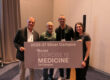 El programa Exercise is Medicine on Campus del Departamento de Kinesiología del RUM recibió la distinción del nivel plata por el American College of Sports Medicine, por fomentar una cultura de bienestar en el campus. Al centro, el doctor Carlos X. Torres Ramos, recibe el reconocimiento de representantes del ACSM.