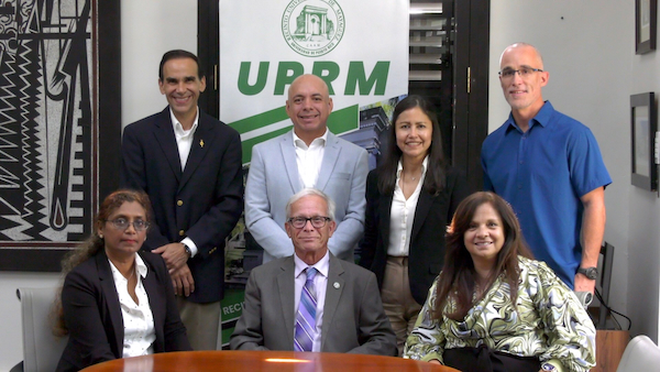 La investigadora principal del proyecto subvencionado por $10 millones por la NSF, la doctora Vidya Manian, primera a la izquierda, sentada; junto al rector interino del RUM, doctor Miguel A. Muñoz; la decana interina de Ingeniería, profa. Mercedes S. Ferrer; directores y catedráticos de la facultad. Unos sentados y otros de pie en la Oficina del Rector.