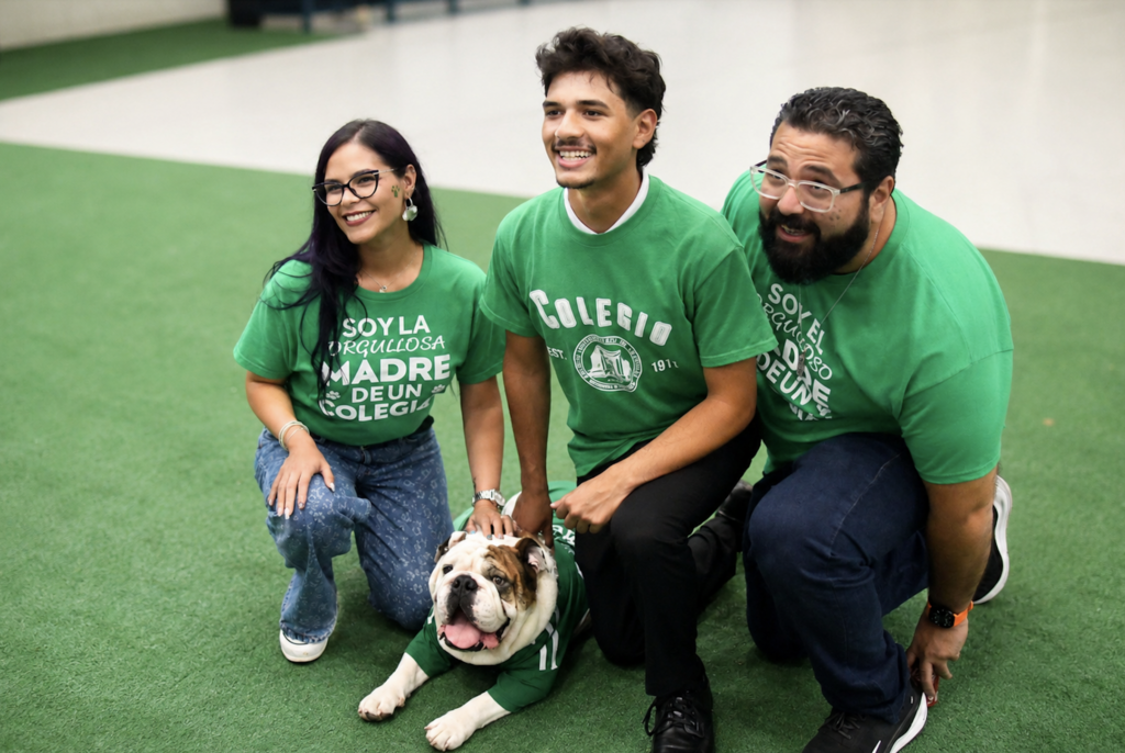 En un ambiente festivo y repleto de emociones, la nueva cepa colegial del año 2026 oficializó su ingreso a la comunidad universitaria y de ahora en adelante lucirán con orgullo la camiseta verde de la institución que tiene más de un siglo de historia. La ceremonia que se llevó a cabo en el Coliseo Rafael A. Mangual, alrededor de dos mil colegiales fueron recibidos a su nueva casa de estudios, el Recinto Universitario de Mayagüez (RUM), de la Universidad de Puerto Rico (UPR).