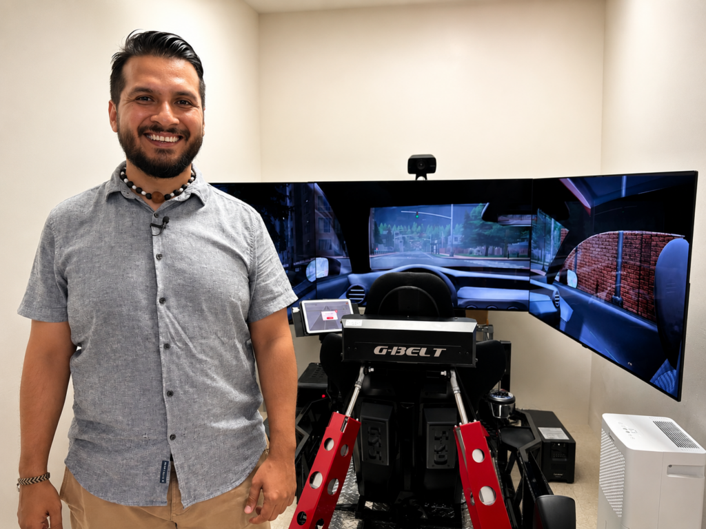El doctor Juan F. Medina Lee, catedrático auxiliar del Departamento de Ciencias e Ingeniería de Computación del Recinto Universitario de Mayagüez (RUM), recibió el prestigioso premio CAREER que concede la Fundación Nacional de las Ciencias (NSF) a profesores en las etapas iniciales de su carrera académica con el potencial de liderar avances significativos en investigación y educación.
La subvención, ascendente a $517 mil, respaldará durante los próximos cinco años su proyecto A Computational Framework for Integrating Trust, Shared Awareness, and Joint Action in Human-AI Driving Teams, enfocado en el desarrollo de nuevas estrategias de colaboración entre seres humanos y sistemas de inteligencia artificial en vehículos altamente automatizados.
