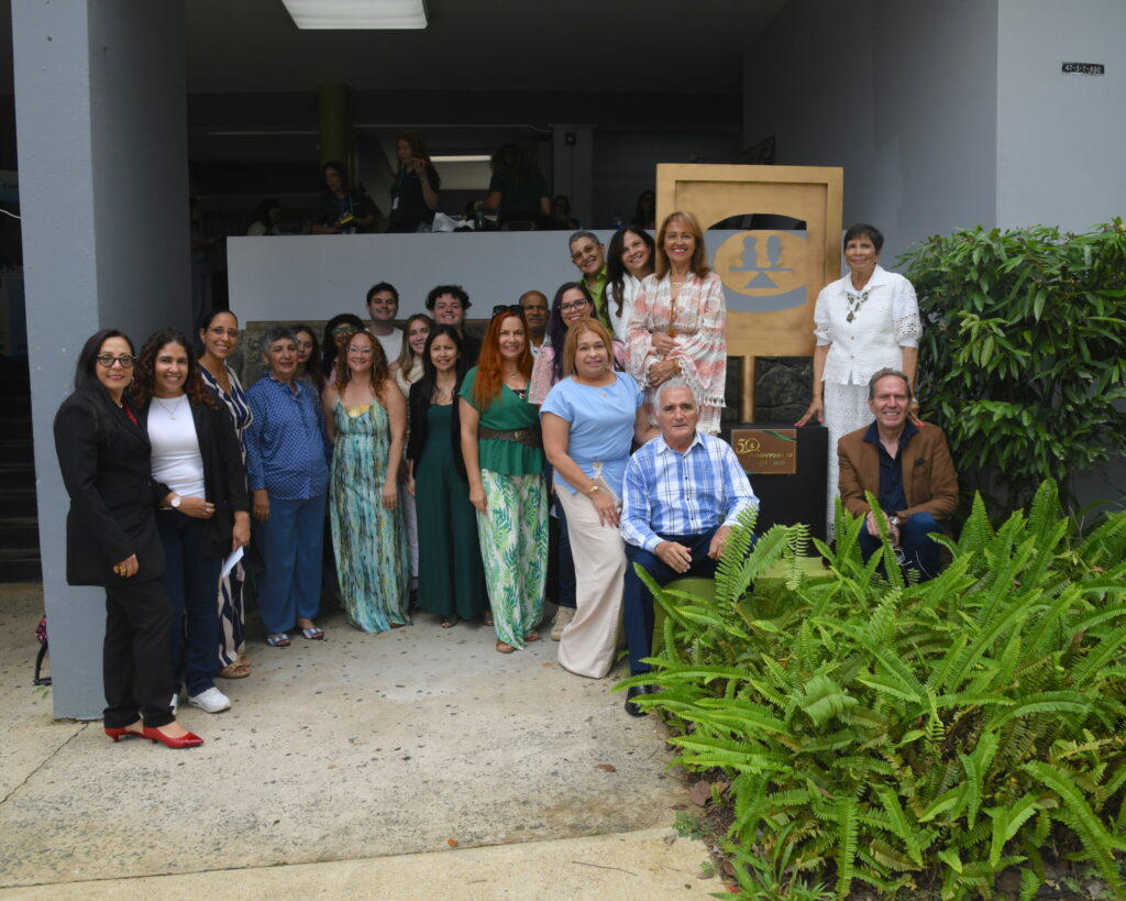 Luego de concluido el acto protocolar, se develó una placa conmemorativa en la escultura de COOP, que se encuentra frente al edificio Stefani. Foto Carlos Díaz/Prensa RUM