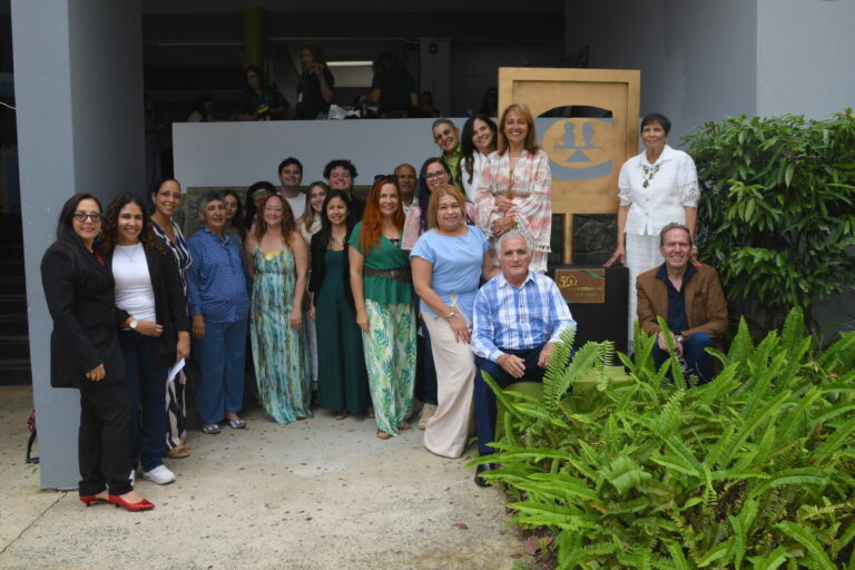 Luego de concluido el acto protocolar, se develó una placa conmemorativa en la escultura de COOP, que se encuentra frente al edificio Stefani. Foto Carlos Díaz/Prensa RUM