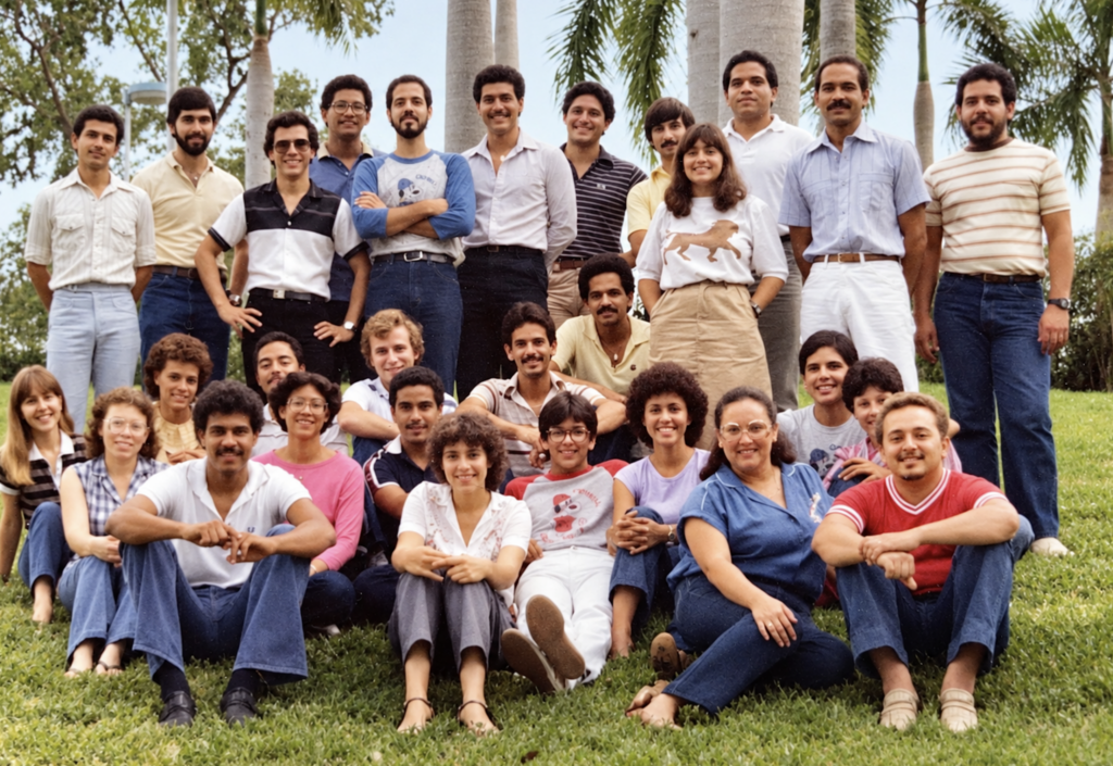 Médicos, científicos, educadores, empresarios, ingenieros, abogados, agrónomos, artistas y servidores públicos. Desde Puerto Rico al mundo, cientos de exalumnos del Recinto Universitario de Mayagüez (RUM) respondieron a la pregunta: ¿Dónde están los colegiales? La iniciativa, realizada por Prensa RUM como parte de la celebración del 115 aniversario de la institución, provocó una amplia conversación digital que evidenció el alcance de la sangre verde más allá de las fronteras del campus.
Al cierre de esta edición, la publicación en el Facebook institucional alcanzó 161,909 visualizaciones, llegó a 72,894 personas y generó 4,354 interacciones, entre estos 1,373 comentarios, 773 compartidos y 2,182 reacciones. Además, contribuyó a la incorporación de 51 nuevos seguidores a la plataforma.