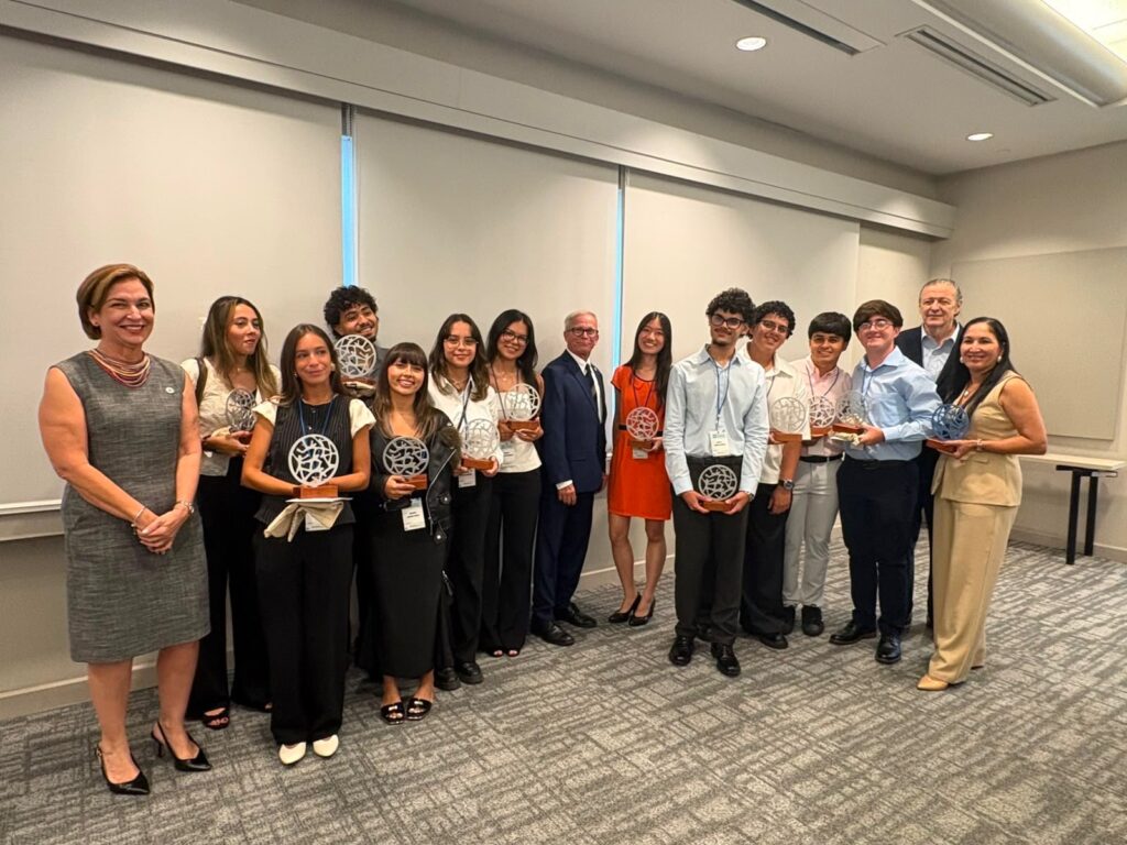 Entre los estudiantes reconocidos figura una destacada representación de jóvenes provenientes del Centro Residencial de Oportunidades Educativas de Mayagüez (CROEM). Suministrada