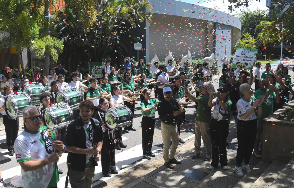 La Centenaria Banda Colegial y sus Abanderadas del Recinto Universitario de Mayagüez (RUM) de la Universidad de Puero Rico (UPR) volverán a representar a Puerto Rico en el Desfile de las Rosas de Pasadena, California, tras ser seleccionada para participar en la edición de enero de 2028, anunció la institución, durante la celebración del centésimo décimo quinto aniversario del Colegio. Foto Carlos Díaz/Prensa RUM