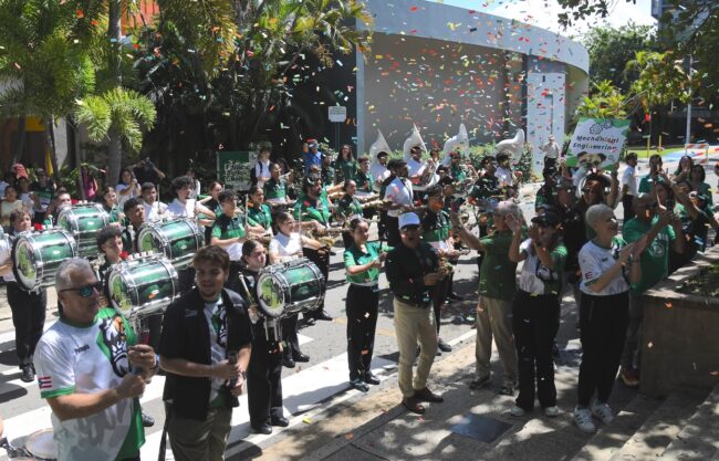 La Centenaria Banda Colegial y sus Abanderadas del Recinto Universitario de Mayagüez (RUM) de la Universidad de Puero Rico (UPR) volverán a representar a Puerto Rico en el Desfile de las Rosas de Pasadena, California, tras ser seleccionada para participar en la edición de enero de 2028, anunció la institución, durante la celebración del centésimo décimo quinto aniversario del Colegio. Foto Carlos Díaz/Prensa RUM