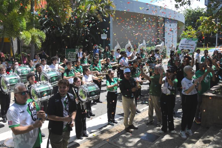 La Centenaria Banda Colegial y sus Abanderadas del Recinto Universitario de Mayagüez (RUM) de la Universidad de Puero Rico (UPR) volverán a representar a Puerto Rico en el Desfile de las Rosas de Pasadena, California, tras ser seleccionada para participar en la edición de enero de 2028, anunció la institución, durante la celebración del centésimo décimo quinto aniversario del Colegio. Foto Carlos Díaz/Prensa RUM