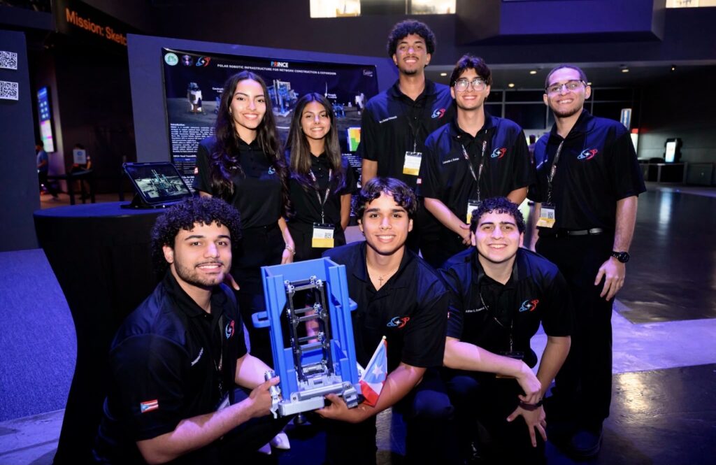 El equipo estudiantil NOVA UPRM, adscrito al Colegio de Ingeniería del Recinto Universitario de Mayagüez (RUM), obtuvo una subvención de $50 mil tras alcanzar el primer lugar y el premio People's Choice Award en una prestigiosa competencia de la Administración Nacional de Aeronáutica y el Espacio (NASA). Suministrada