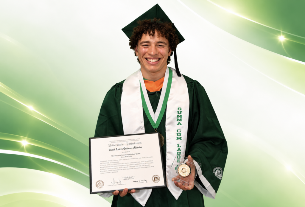 Daniel A. Quiñones Meléndez, quien recibió su premio como mejor estudiante de Ingeniería Química de la Clase 2026, en una ceremonia especial. De pie, viste su toga, birrete y vestimenta académica. Sostiene en una mano el premio y en la otra su diploma.