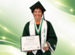Daniel A. Quiñones Meléndez, quien recibió su premio como mejor estudiante de Ingeniería Química de la Clase 2026, en una ceremonia especial. De pie, viste su toga, birrete y vestimenta académica. Sostiene en una mano el premio y en la otra su diploma.