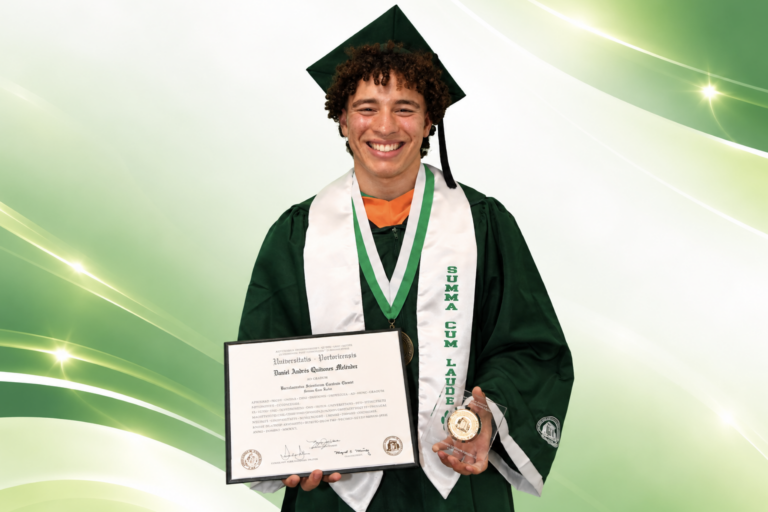 Daniel A. Quiñones Meléndez, quien recibió su premio como mejor estudiante de Ingeniería Química de la Clase 2026, en una ceremonia especial. De pie, viste su toga, birrete y vestimenta académica. Sostiene en una mano el premio y en la otra su diploma.