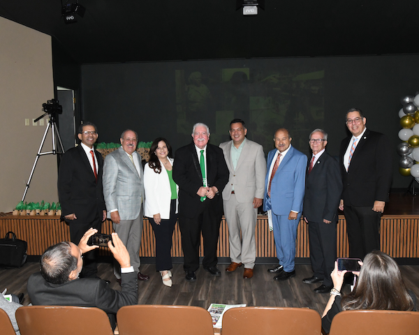 De pie, sobre el escenario del auditorio de Ingeniería Civil, los fundadores, colaboradores y representantes de agencias aliadas del Centro de Transferencia de Tecnología en Transportación, adscrito al Departamento de Ingeniería Civil y Agrimensura del RUM, en la celebración de su cuadragésimo aniversario.