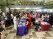 El Recinto Universitario de Mayagüez fue sede de la Feria de Estudios Graduados Ivy Plus, que reunió a más de una decena de las principales universidades de Estados Unidos, interesadas en reclutar candidatos para sus programas de maestría y doctorado, entre otros ofrecimientos. En la foto, las universidades ubicadas en mesas en el vestíbulo del Centro de Estudiantes atienden a los estudiantes.