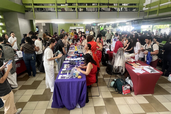 El Recinto Universitario de Mayagüez fue sede de la Feria de Estudios Graduados Ivy Plus, que reunió a más de una decena de las principales universidades de Estados Unidos, interesadas en reclutar candidatos para sus programas de maestría y doctorado, entre otros ofrecimientos. En la foto, las universidades ubicadas en mesas en el vestíbulo del Centro de Estudiantes atienden a los estudiantes.