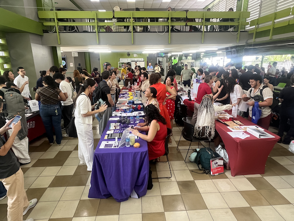 El Recinto Universitario de Mayagüez fue sede de la Feria de Estudios Graduados Ivy Plus, que reunió a más de una decena de las principales universidades de Estados Unidos, interesadas en reclutar candidatos para sus programas de maestría y doctorado, entre otros ofrecimientos. En la foto, las universidades ubicadas en mesas en el vestíbulo del Centro de Estudiantes atienden a los estudiantes.